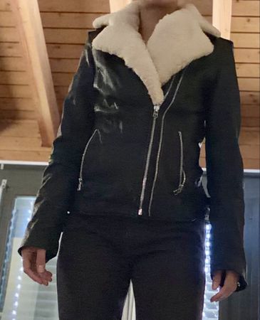 Leather jacket with detachable fake fur collar 
