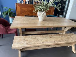 Esstisch mit Sitzbank aus Holz