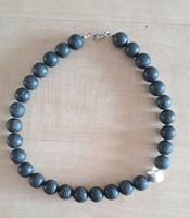 Elegante Lavastein-Kette mit Silberwürfel