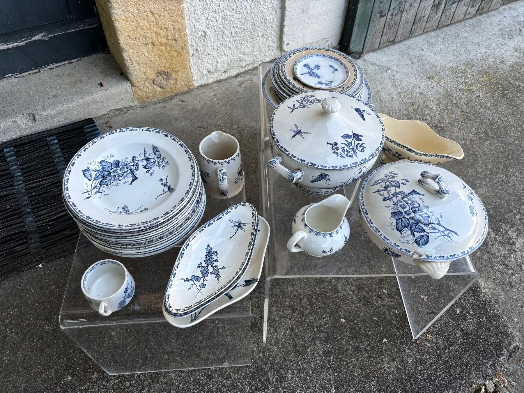 Set di piatti: Set de vaisselle ancienne – Usato da Wavre venduto da margot0210