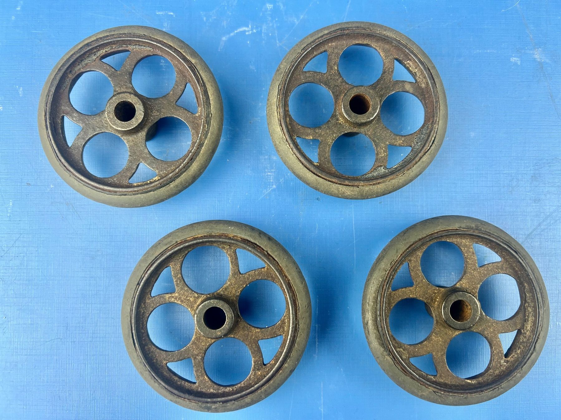 Giocattoli: 4 antike Eisenguss Räder mit Bereifung Durchm.69 mm – Usato da Unterengstringen venduto da Gustav03 1