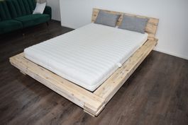 schönes Balkenbett, Holzbett massiv, komplett/Lieferung