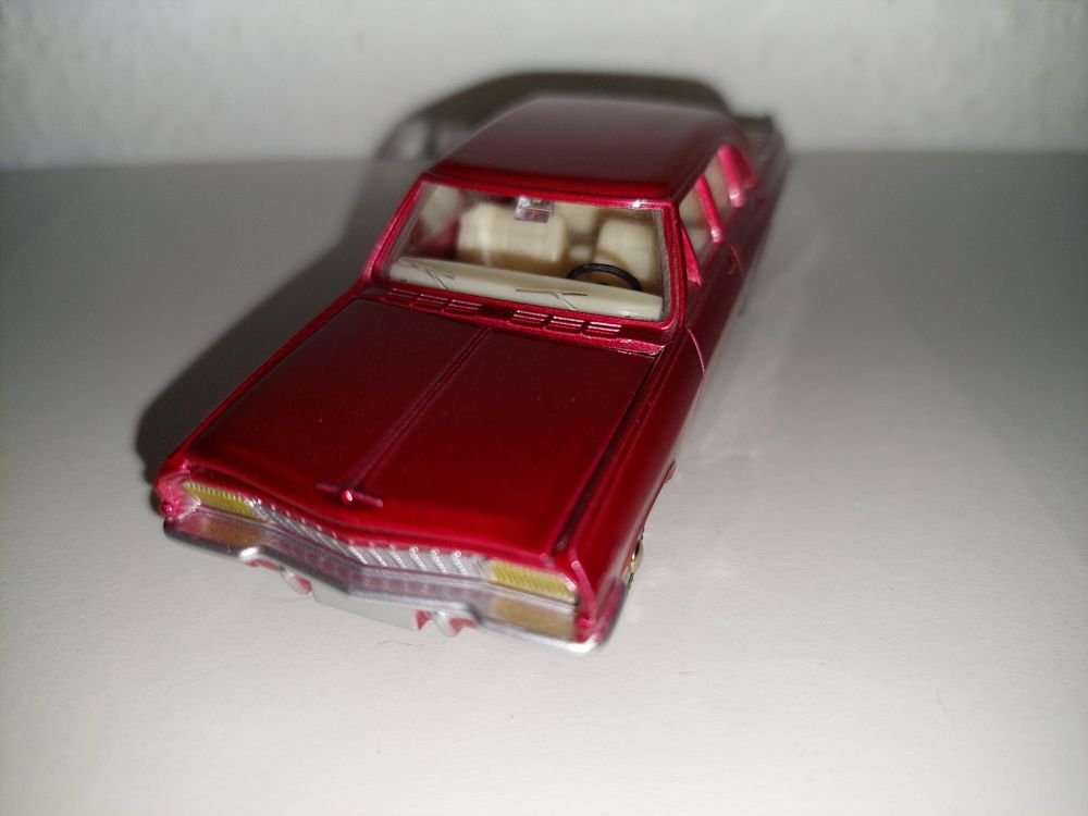 Miniature Dinky Toys Opel Admiral Rouge - Modèle 1:43 - État Sorti De Boîte - Occasion