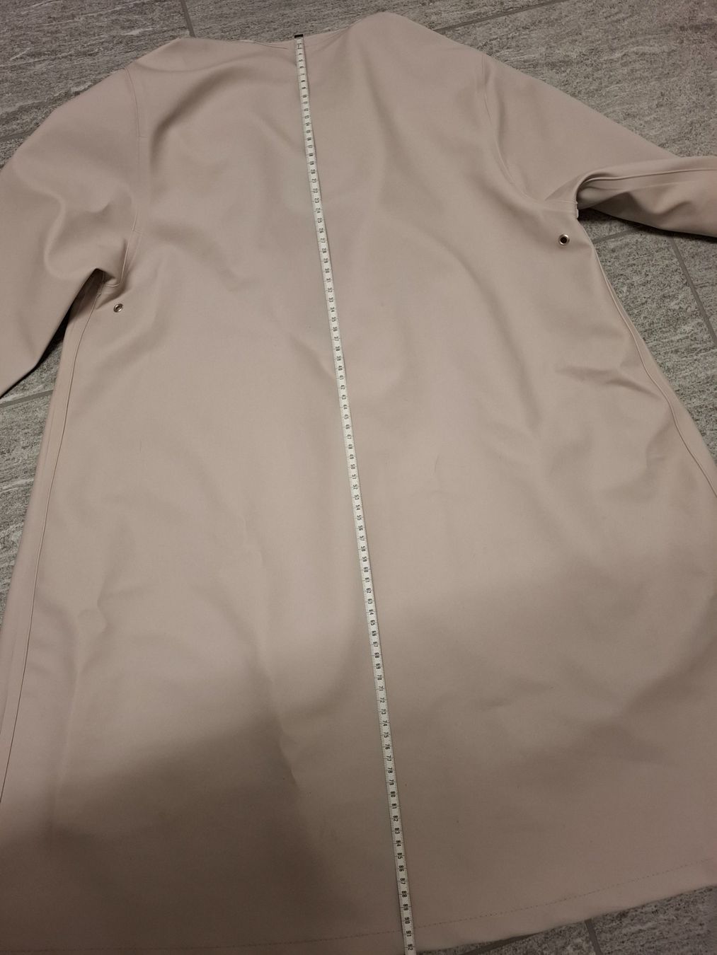 Stutterheim Cappotti: Regenmantel von Stutterheim in Beige, Gr. S – Usato da Jenins venduto da kunzli88 5