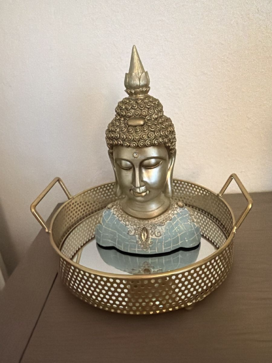 Tutte le decorazioni: Bouddha décoratif sur plateau doré – Usato da Châtelaine venduto da Diogo.138