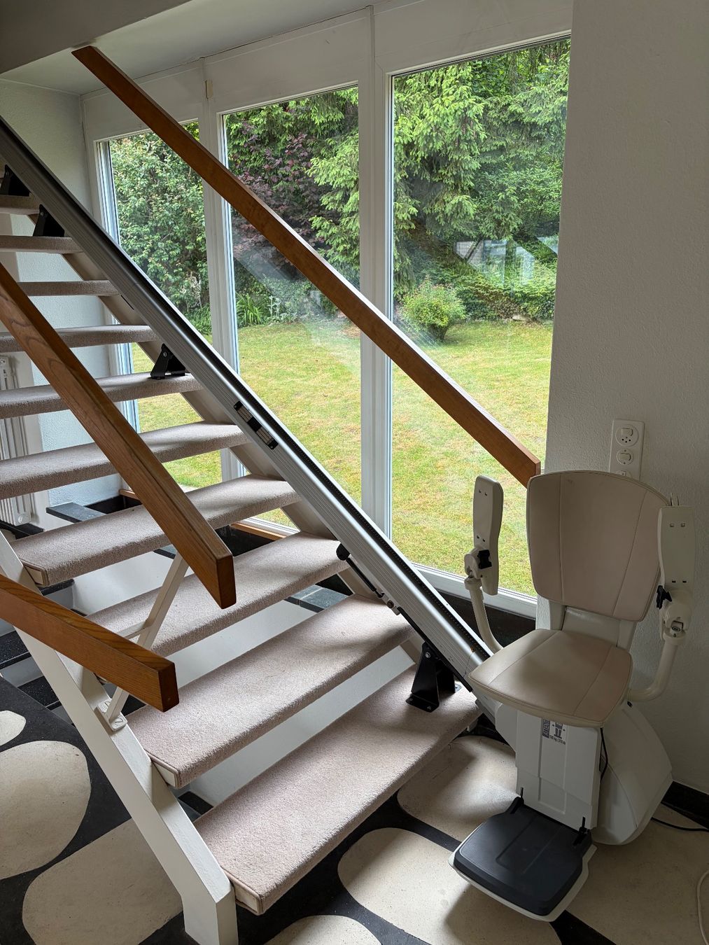 Medizinische Geräte: ThyssenKrupp HomeGlide Treppenlift 5.15m – Gebraucht aus Reinach BL von GuillermoM