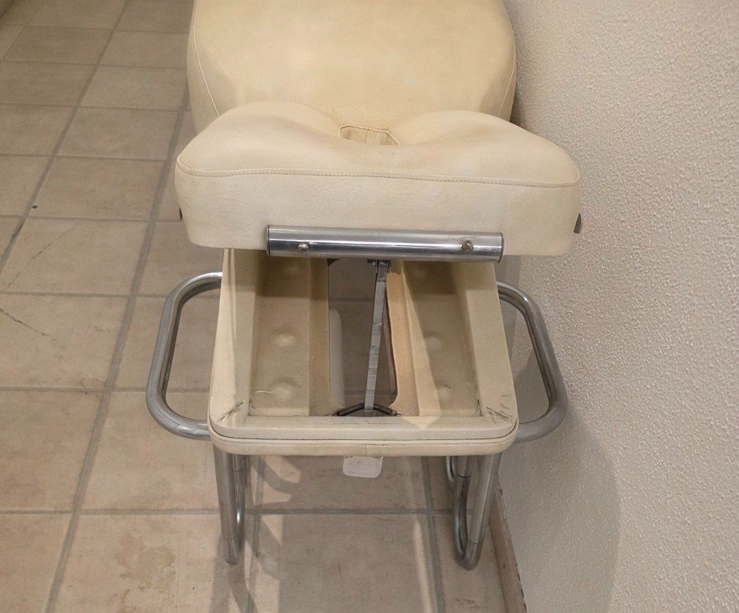 Liegen & Liegestühle: Älterer Massageliege / Behandlungsliege Lederauflage – Gebraucht aus Flums von Flumsantik 2