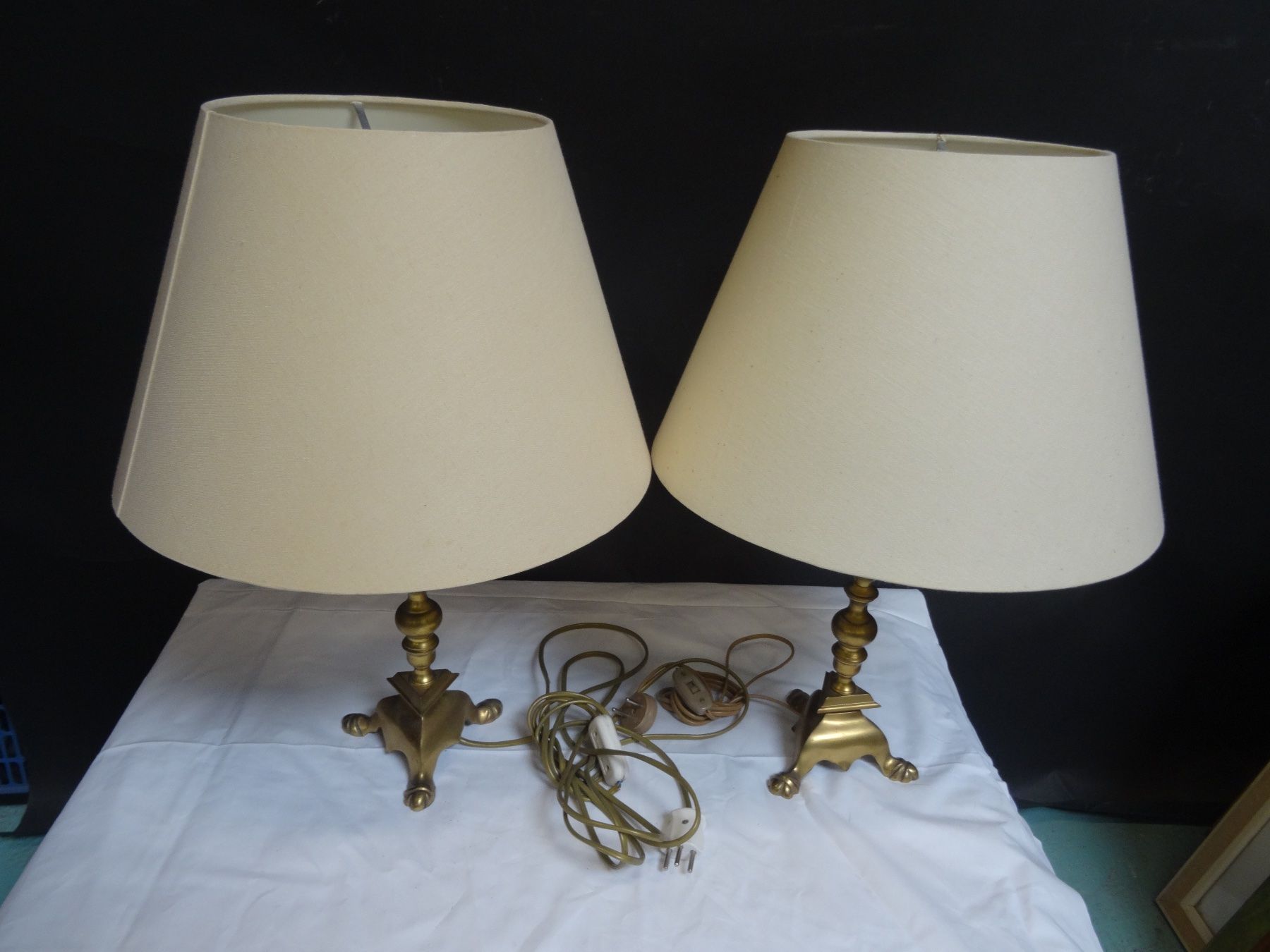 Lampade: 2 LAMPEN MIT MESSINGFUSS – Usato da Brügg BE venduto da fundus2