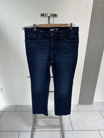 Lee Jeans: Classic Style, Modern Fit, Dark Wash, Size 30