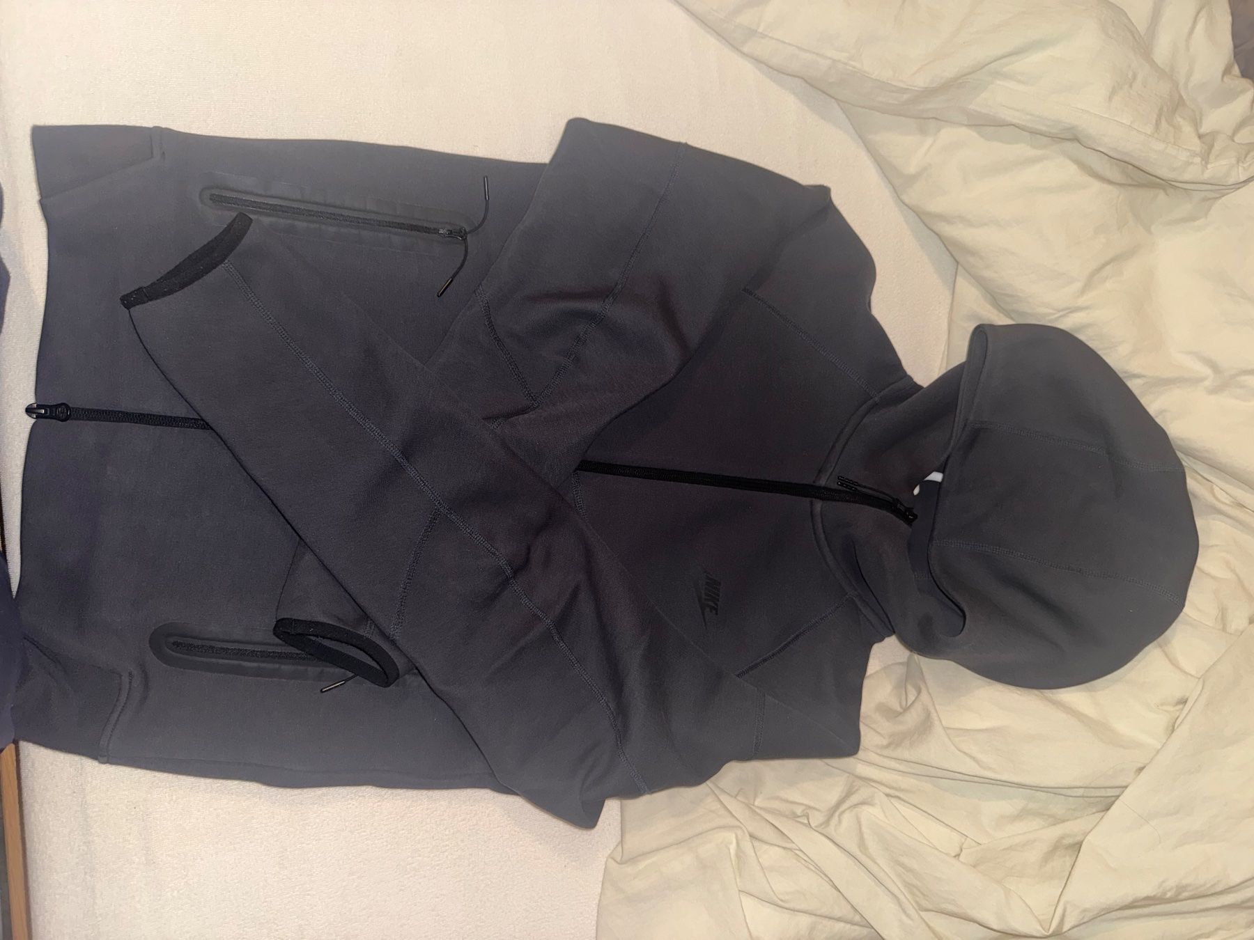 Nike Pullover & Sweatshirts: Nike Tech Fleece Hoodie Grösse S, anthrazit – Gebraucht aus Pfäffikon SZ von miniflohmarktlorena