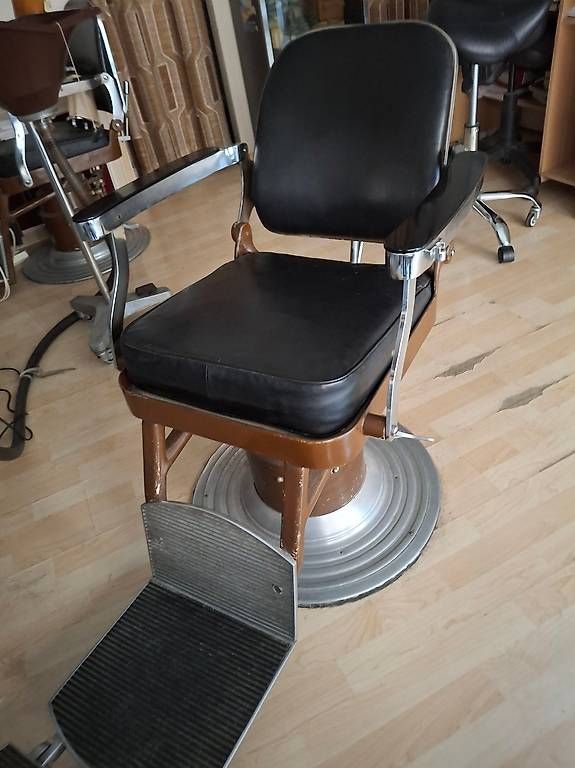 Stühle: Coiffeur Einrichtung - Drehstühle – Gebraucht aus Lausen von Exc400 2
