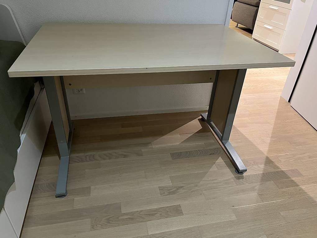 Schreibtische: Schreibtisch zu verschenken – Gebraucht aus Bern von eva_6hp7 1