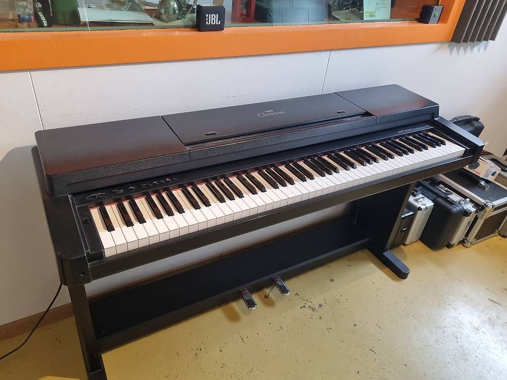 Yamaha Strumenti musicali: YAMAHA CLP 360 piano digital – Usato da Neuchatel venduto da Groove