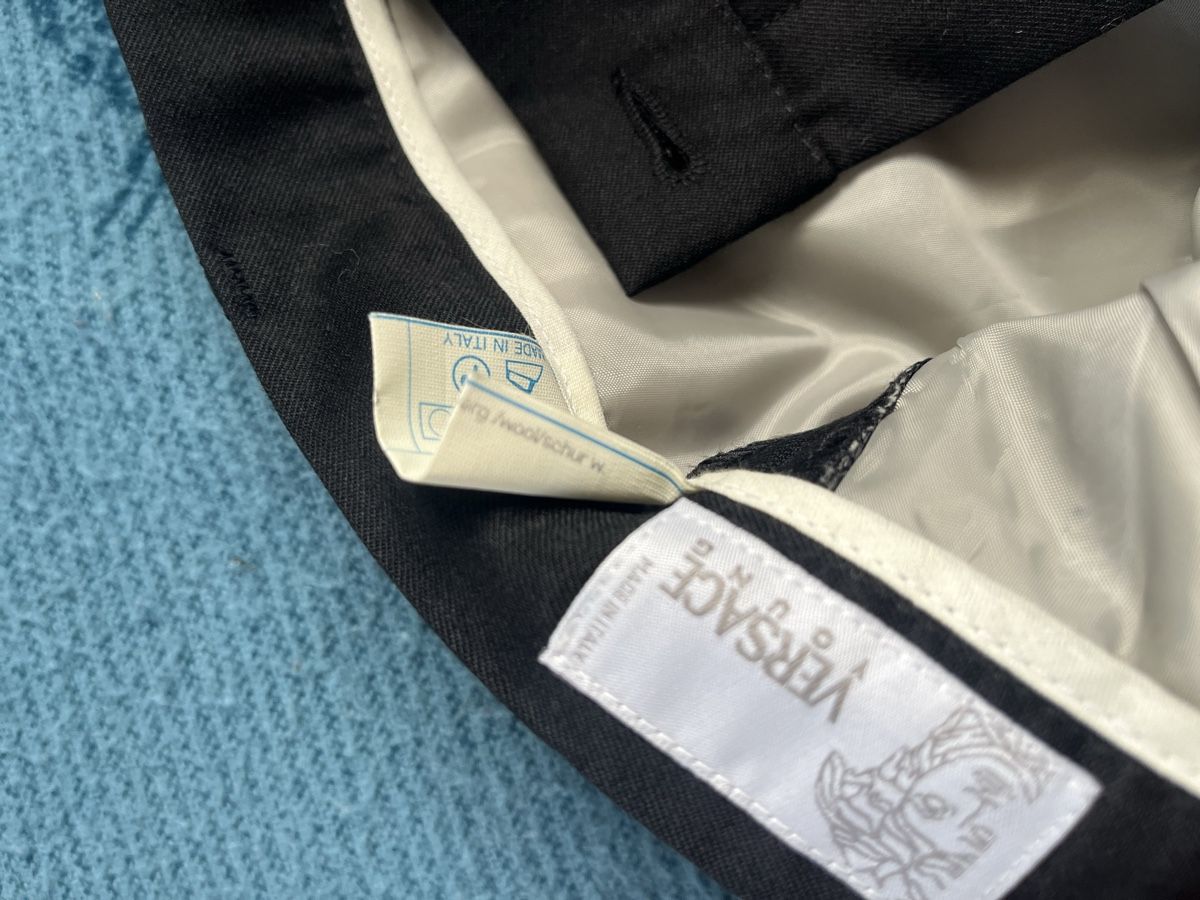 Completi: Versace Anzug, Gr. 128 Top Zustand! – Usato da Oberuzwil venduto da Swissleo 1