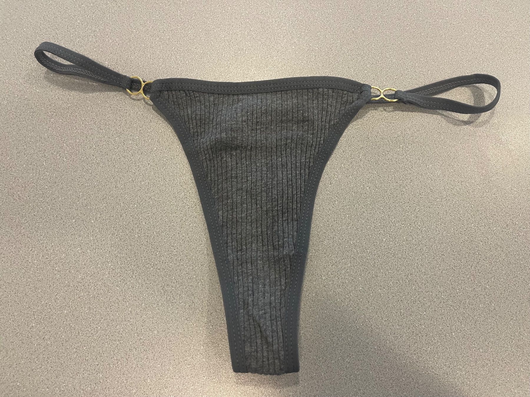 Autres dessous: Neuer String Tanga, Grösse L – Neuf avec emballage d'origine à Wohlen AG par abaci