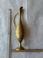 Pichet / vase décoratif indien en laiton ciselé 