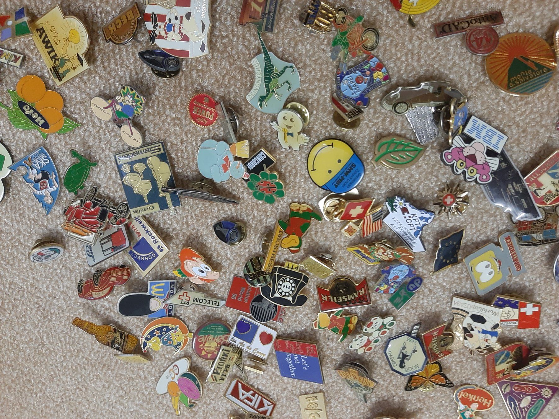 Alle Dekorationen: Pinsammlung / ca. 50 Stück diverse Sujets – Gebraucht aus Riehen von joerdeli 2