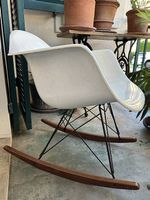Fauteuil a bascule en fibre de verre Modernica