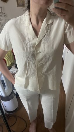 Camicetta di seta beige ricamata manica corta 