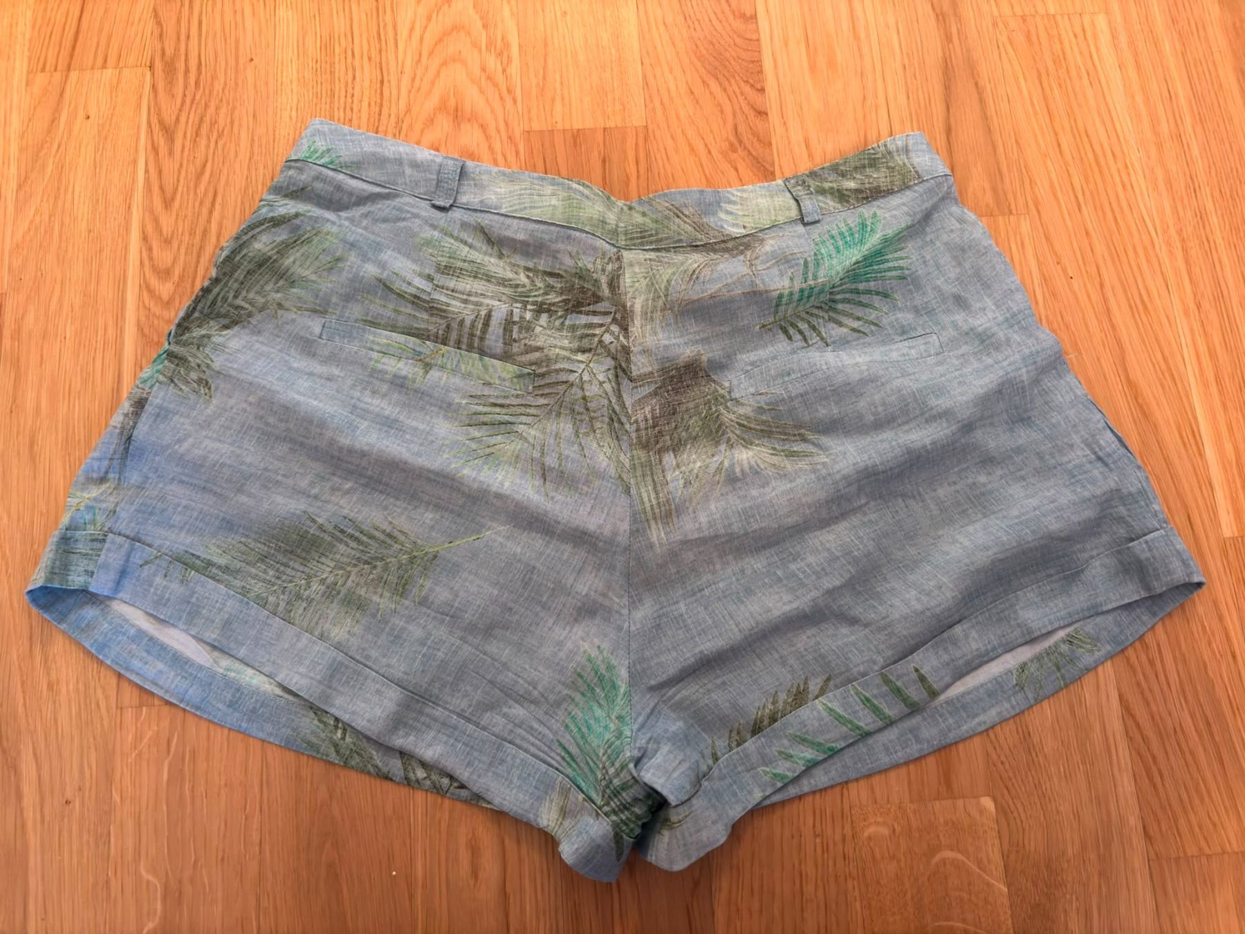 Pull&Bear Pantaloni: Pull&Bear Shorts hellblau Palmenprint – Usato da Basel venduto da tin_h697 1