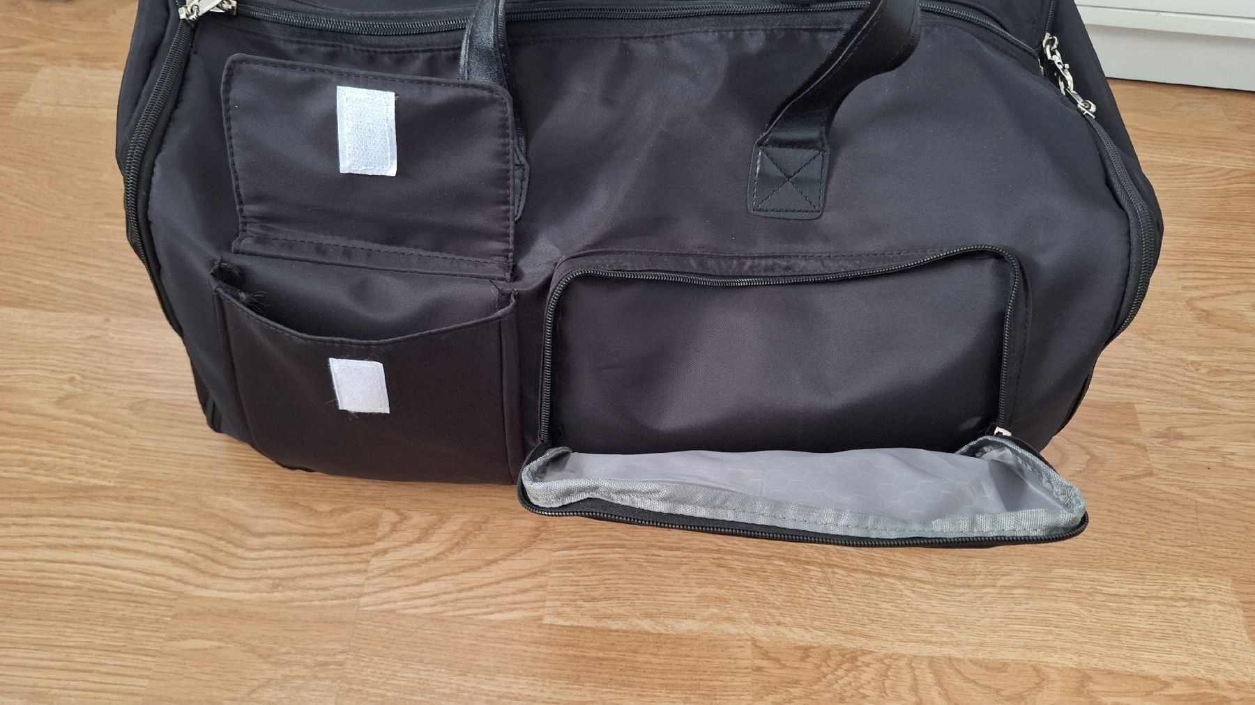 Sacs: Reisetasche schwarz mit Kleidersackfunktion  – D'occasion à Lützelflüh-Goldb par bli_f2v9 7