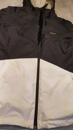 Veste avec capuchon grandeur M Waterproof design in the Alps