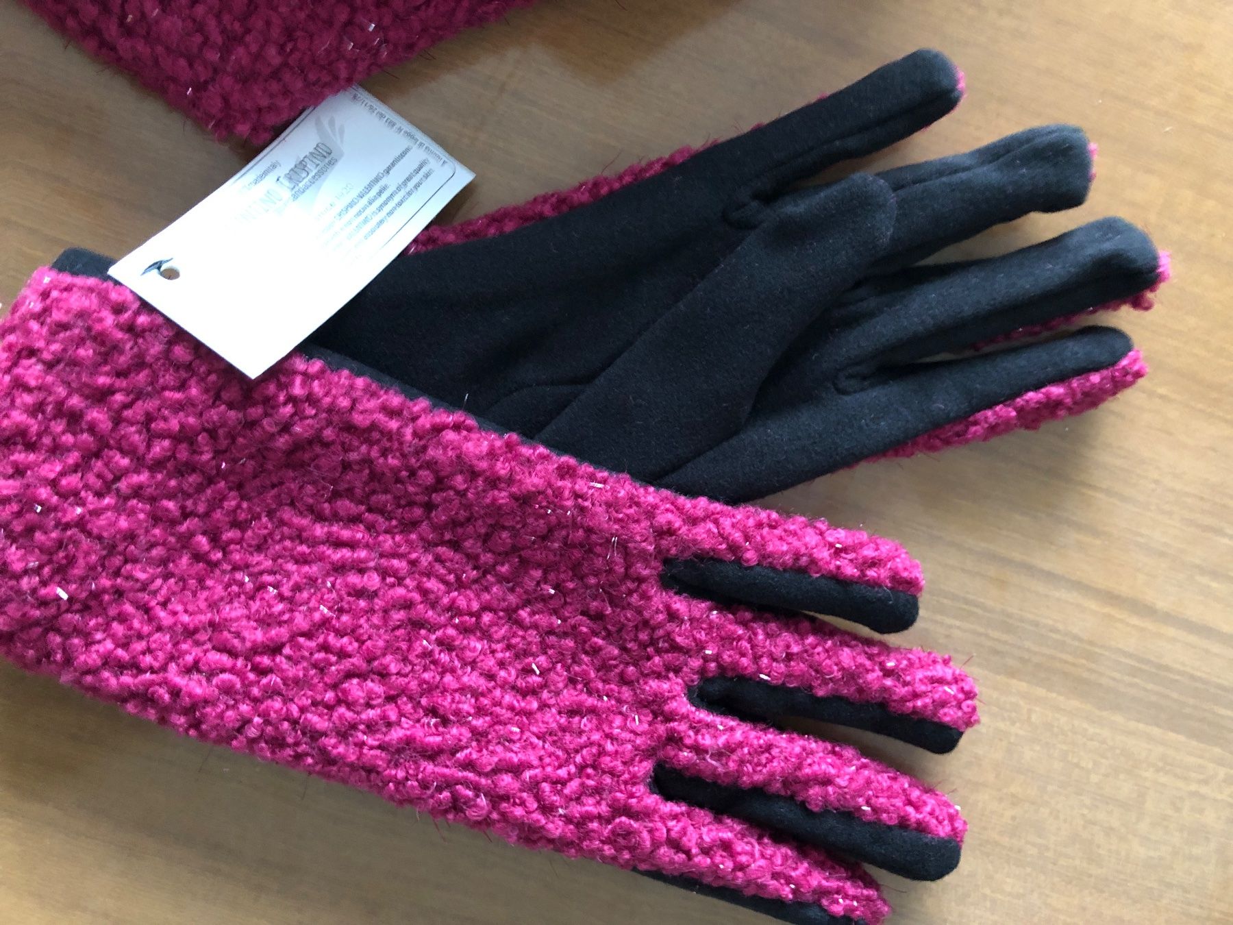 Guanti & manicotti: Vendo set guanti e sciarpa da donna. – Nuovo e nell'imballaggio originale da Mendrisio venduto da cost.del 2