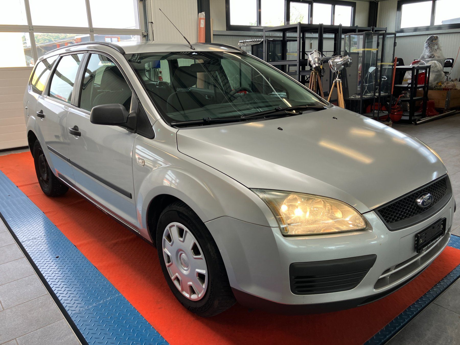 Ford Autos: FORD Focus 1.6i Carving Automatic – Gebraucht aus Gampelen von Steuer0
