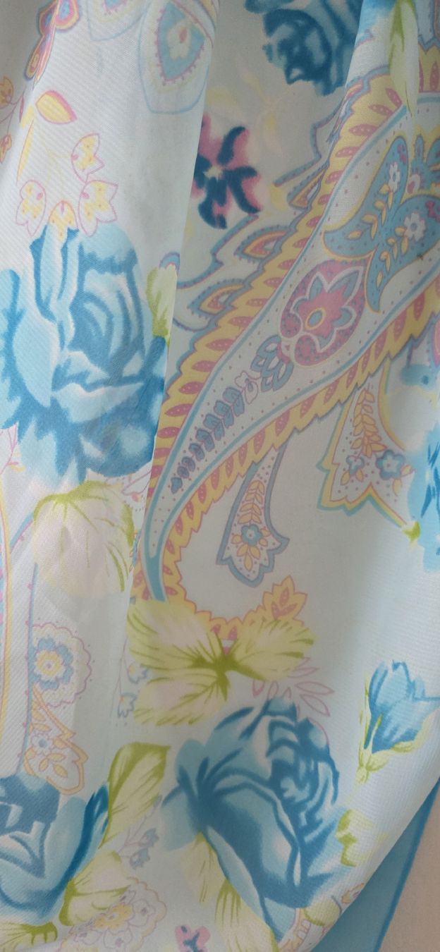 Foulard & Sciarpe: Leichter Sommer Schal mit Blumenmuster – Usato da Lyss venduto da wal_q9rg 1