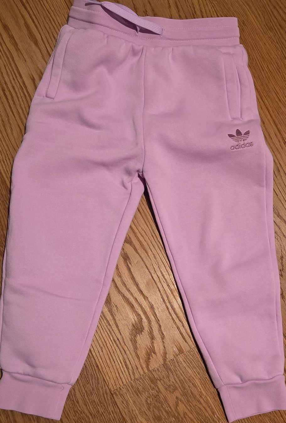 Adidas Pantaloni: Adidas Trainingshose Grösse 104 – Nuovo (secondo la descrizione) da Hochdorf venduto da lor_27