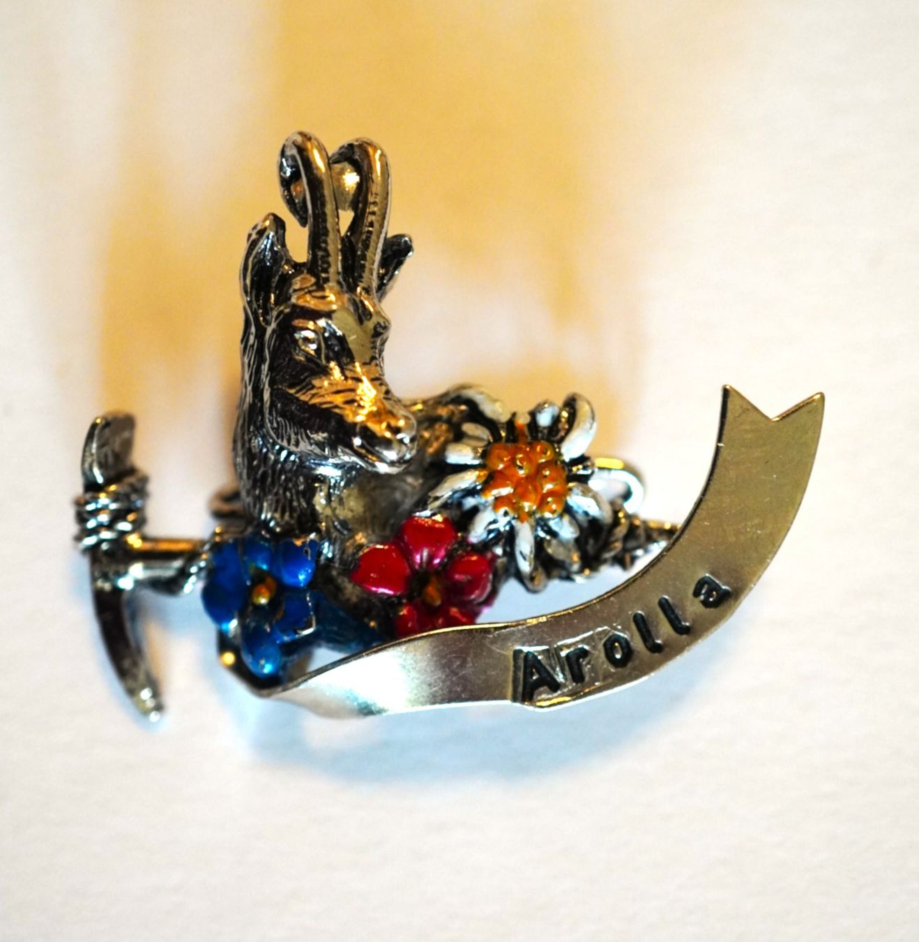 Placchette & Badge: Anstecknadel Arolla – Usato da Worb venduto da worb01