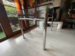Glastisch mit Chromstahl Gestänge