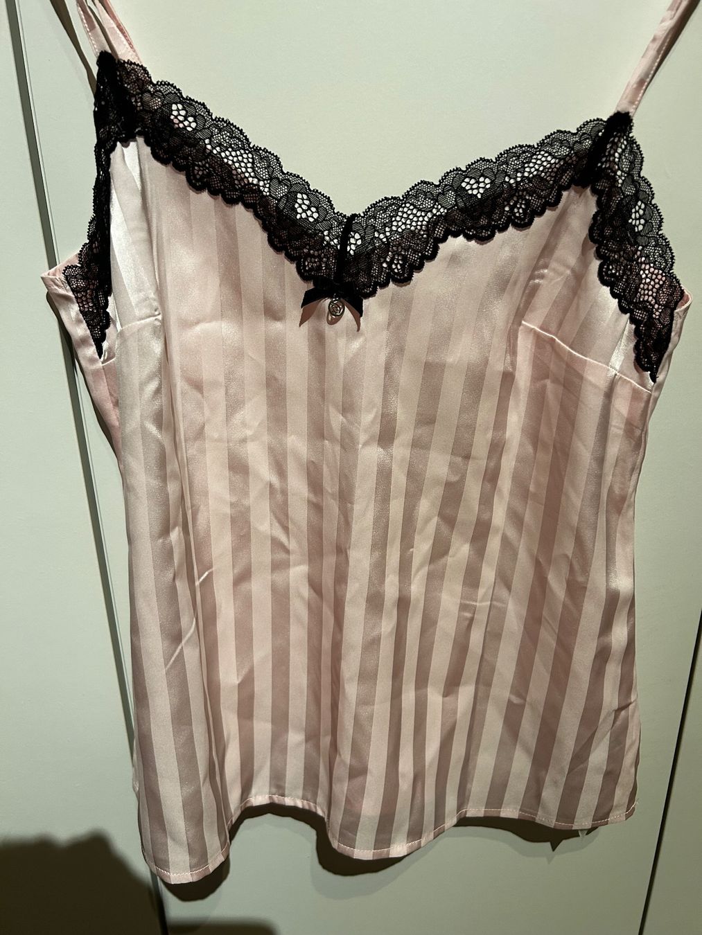 Top: Top in rosa mit schwarze Spitze gr xs – Usato da Scherz venduto da Mandarine8