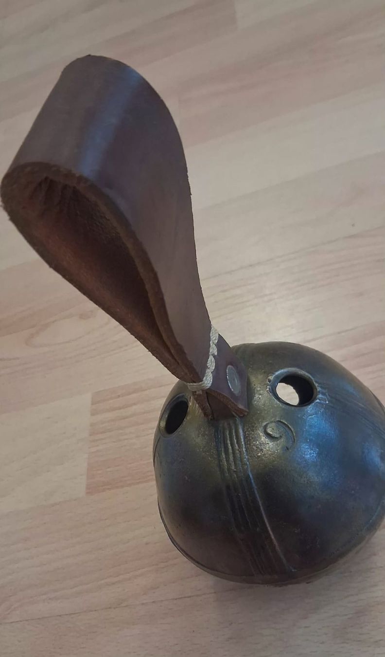 Campanacci mucche: Bauglocke mit Lederriemen – Usato da Sonceboz-Sombeval venduto da ant_cd5j