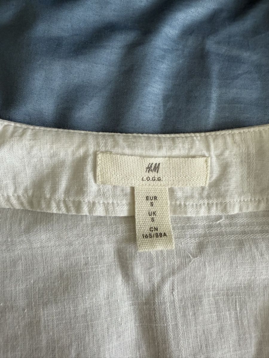 H&M Camicette: Elegante weisse Bluse mit V-Ausschnitt, Grösse s – Nuovo (secondo la descrizione) da Luzern venduto da Lorena.haj 1