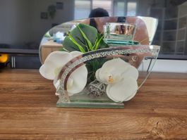 Deko mit Kunst-Orchideen und Kerzenhalter aus Glas