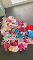Viele Puppenkleidung
