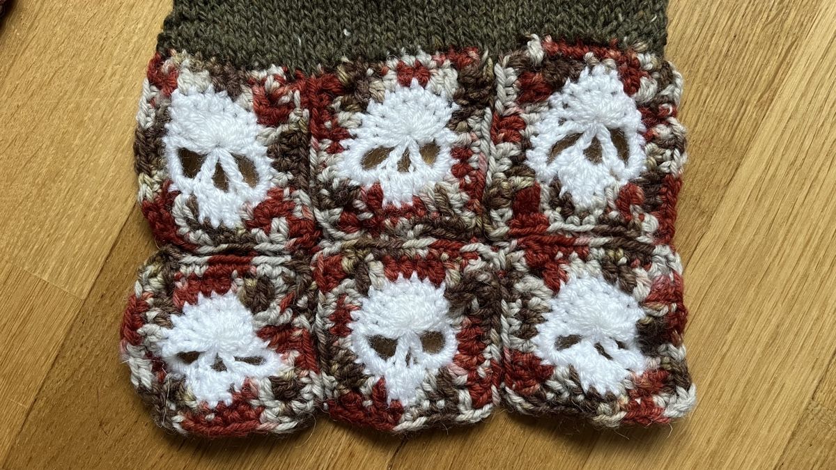 Foulard & Sciarpe: Schal mit Totenkopfmuster – Usato da Zürich venduto da vhaav1510