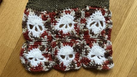 Schal mit Totenkopfmuster