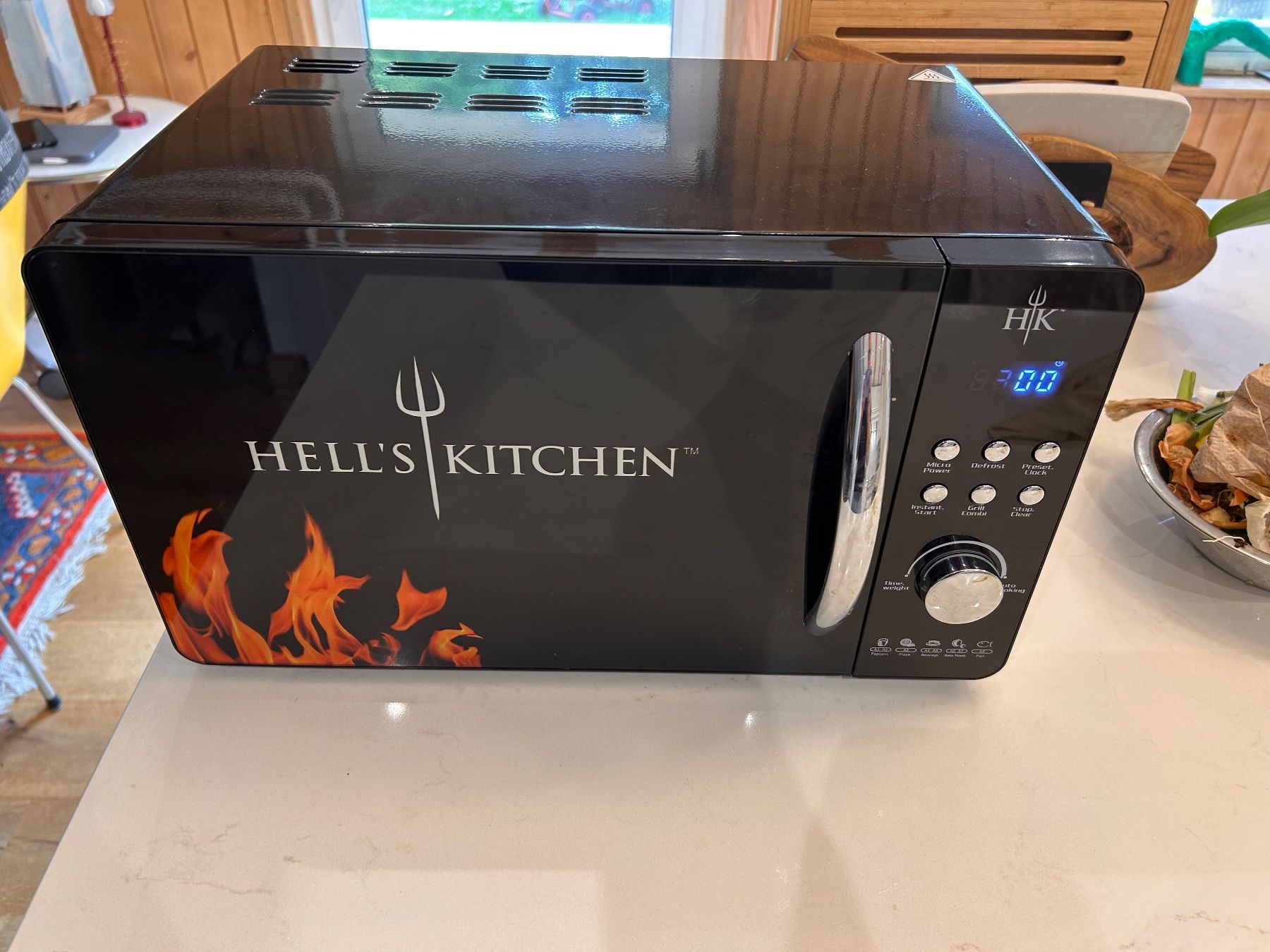Küchengeräte: HELL'S KITCHEN MWX 2000 MIKROWELLE MIT GRILL – Gebraucht aus Tafers von JP911 2
