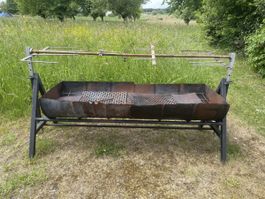 Grosser Kohle Grill mit  Drehspiess, ideal für Gartenparty!