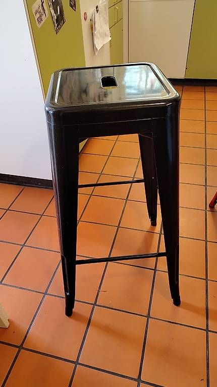 Hocker: 4 farbige Barhocker aus Metall  – Gebraucht aus Winterthur von NWidmer
