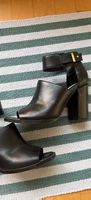 Schwarze Absatzschuhe, mit Schnalle und Goldverschluss