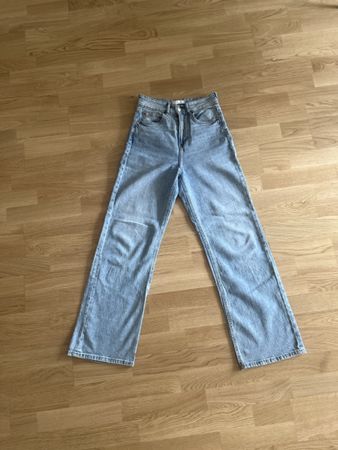 Hellblaue Jeans mit Herz-Print Gr. 38