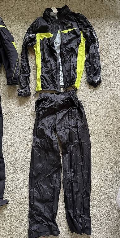 Lotti di vestiti: Büse Motorradkombi mit Regenschutz.  – Usato da Rüti ZH venduto da LHMNMTS 2