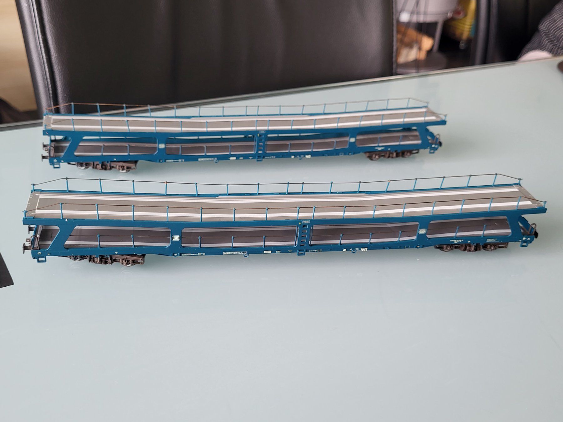 Roco Modellini di ferrovie: H0  ROCO  DB  2 Stk.  Autozugwagen blau – Usato da Oberburg venduto da sensetal 1