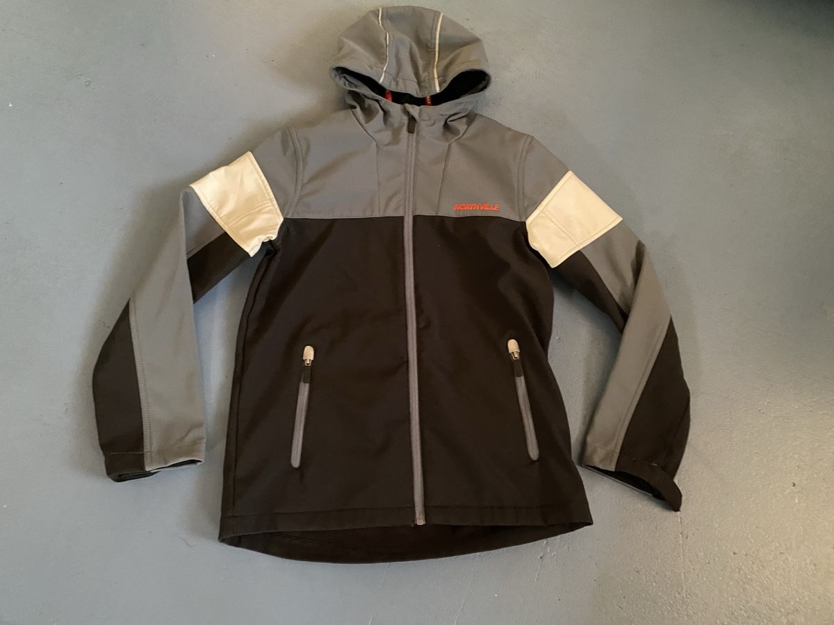 C&A Giacche & Cappotti: Softshelljacke, grau-schwarz-weiss, Gr. 158 – Usato da Dornach venduto da Dlimi