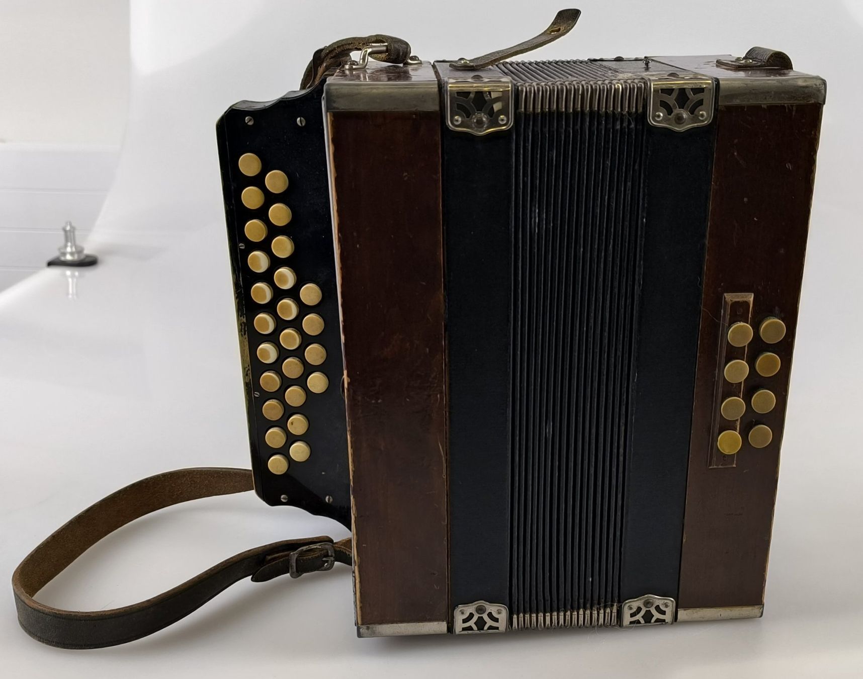 Strumenti musicali: Antikes Schwyzerörgeli – Usato da Rüti ZH venduto da Restwert_Rueti_ZH 1