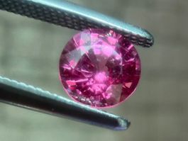 SAPHIR vivid pink (N)  0.60cts   Mosambik
