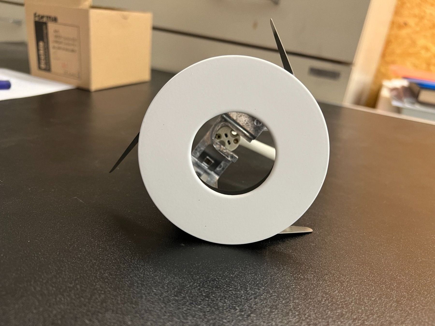 Occhio Lampade: OCCHIO PIN WHITE – Nuovo e nell'imballaggio originale da Mägenwil venduto da BackInWhite